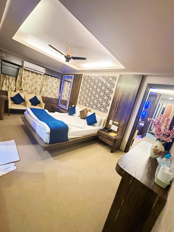 Postel nebo postele na pokoji v ubytování Saibaba International Hotel
