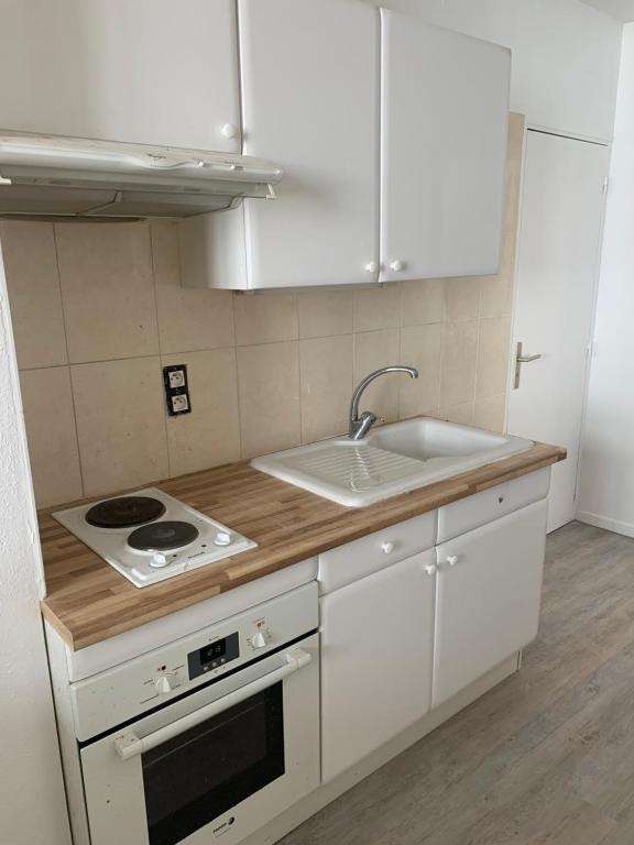 Il comprend une petite cuisine équipée d'une cuisinière et d'un évier. dans l'établissement Vermenouze, à Aurillac