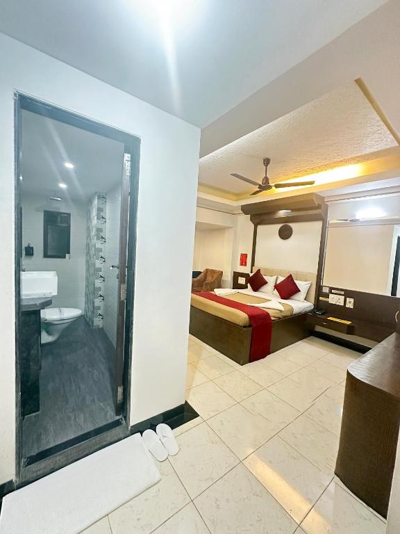 Postel nebo postele na pokoji v ubytování Saibaba International Hotel