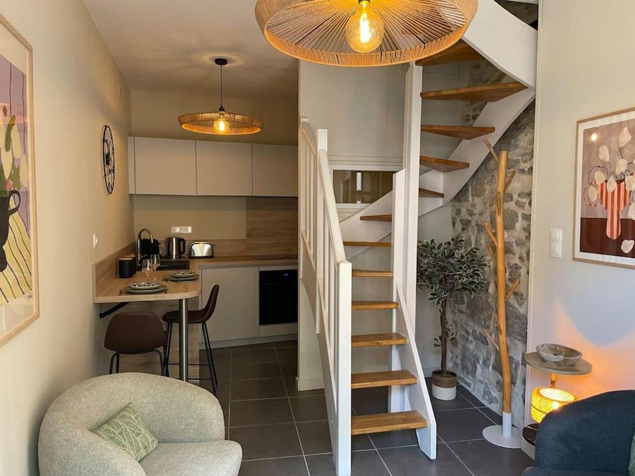 - une petite cuisine avec un escalier en colimaçon dans une chambre dans l'établissement Chez BA&PA, à LʼIsle-sur-la-Sorgue