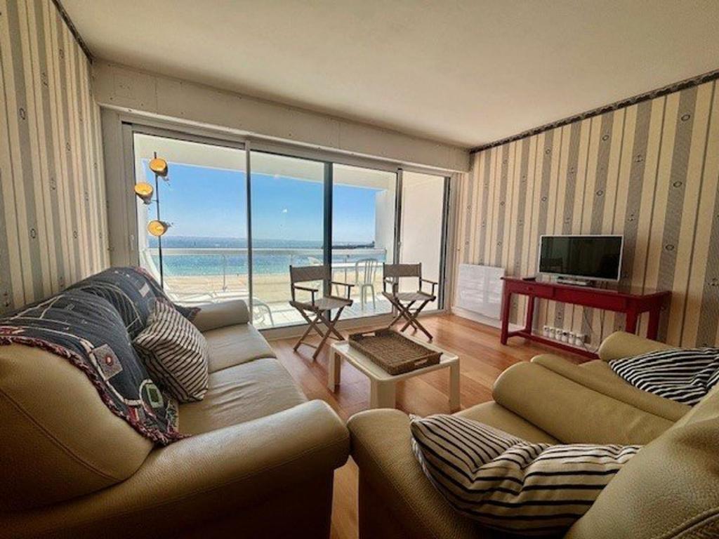 - un salon avec deux canapés et une vue sur l'océan dans l'établissement Quiberon - Appartement 2 pièces - 57m² - Animaux admis - Parking - FR-1-478-296, à Quiberon