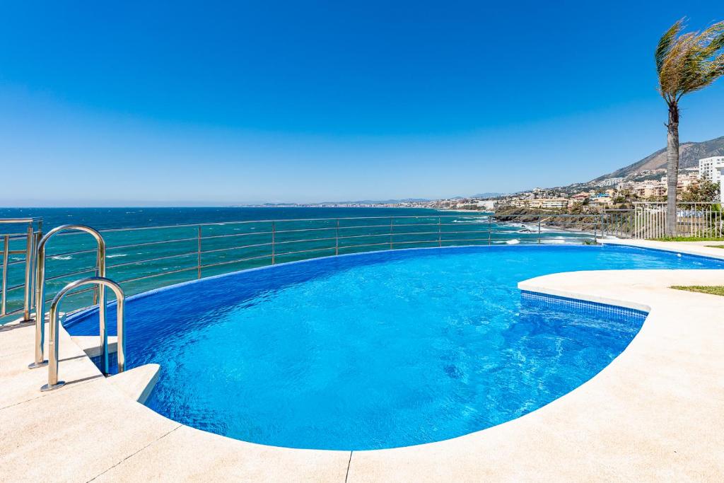 Bazén v ubytovaní KEYWISE Beachhouse OceanBlue Duplex de lujo en primera línea con vistas espectaculares , Solárium privado y piscina alebo v jeho blízkosti