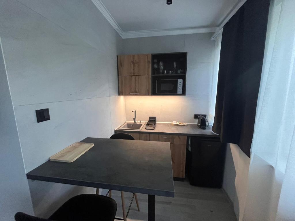 Kuchyň nebo kuchyňský kout v ubytování Várkapu Apartmanok 2