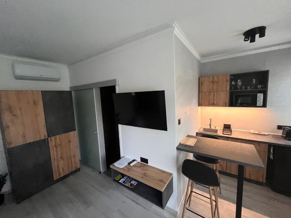 Kuchyň nebo kuchyňský kout v ubytování Várkapu Apartmanok 2