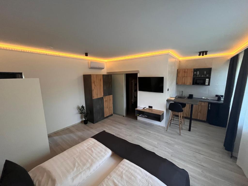 Postel nebo postele na pokoji v ubytování Várkapu Apartmanok 2