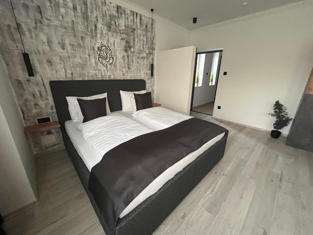 Postel nebo postele na pokoji v ubytování Várkapu Apartmanok 2