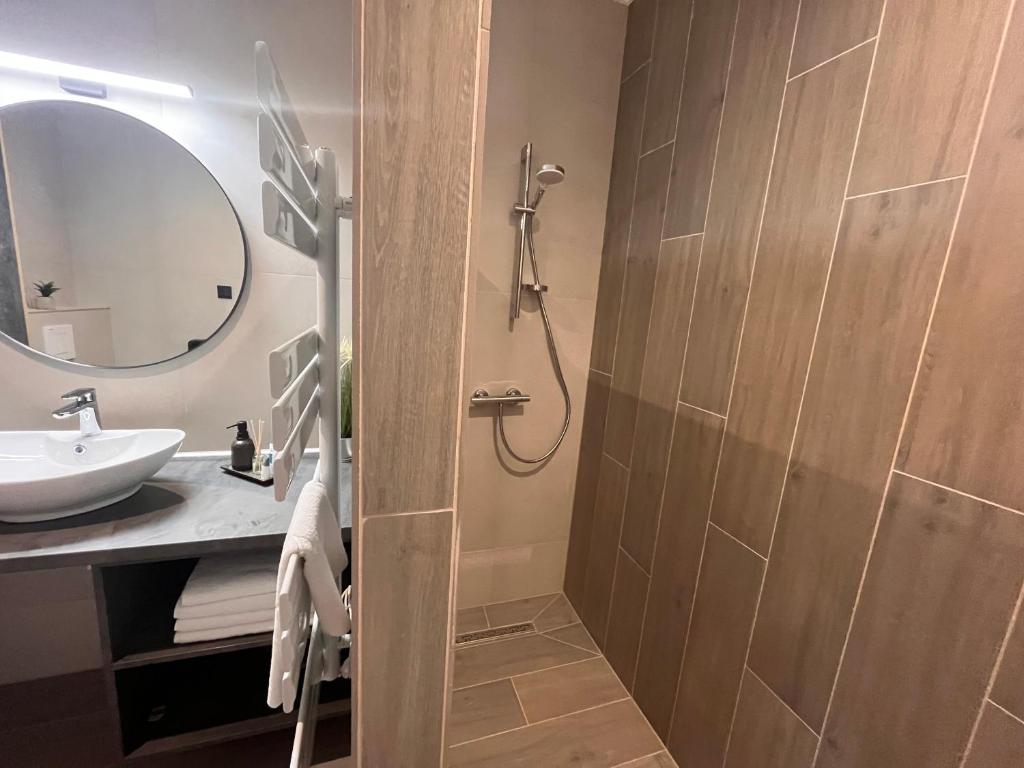 Koupelna v ubytování Várkapu Apartmanok 2