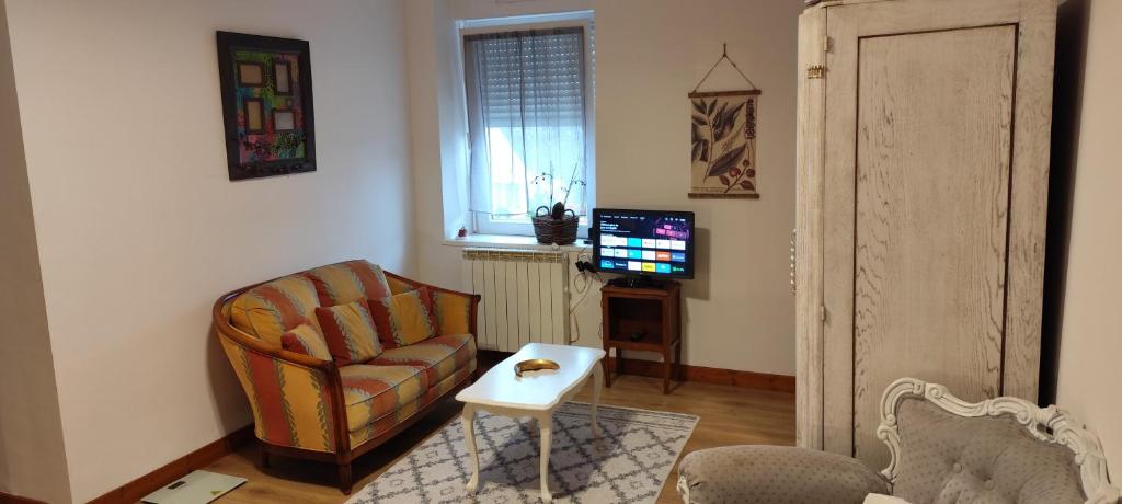 TV a/nebo společenská místnost v ubytování Chez Merlyn