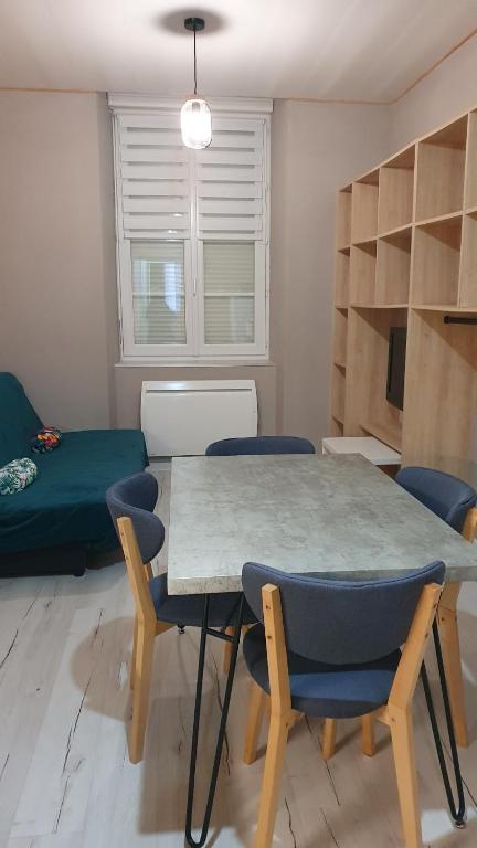 une pièce avec une table, des chaises et un canapé dans l'établissement Chez Philippe, à Eaux-Bonnes