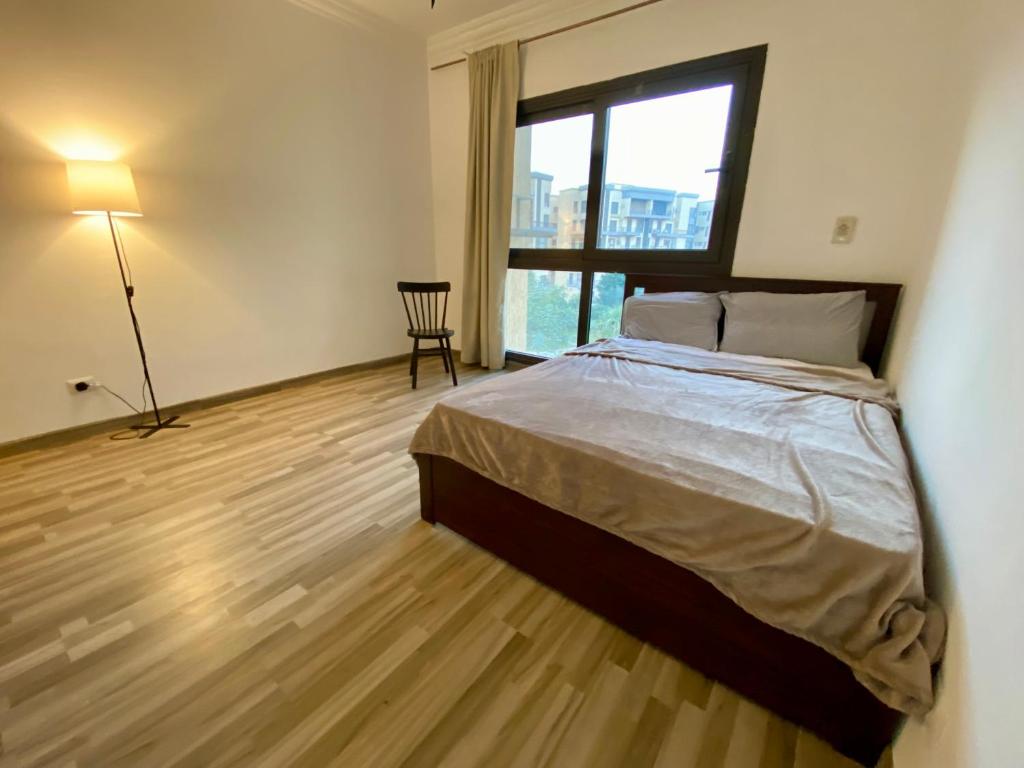 Postel nebo postele na pokoji v ubytování Luxe Madinaty Home