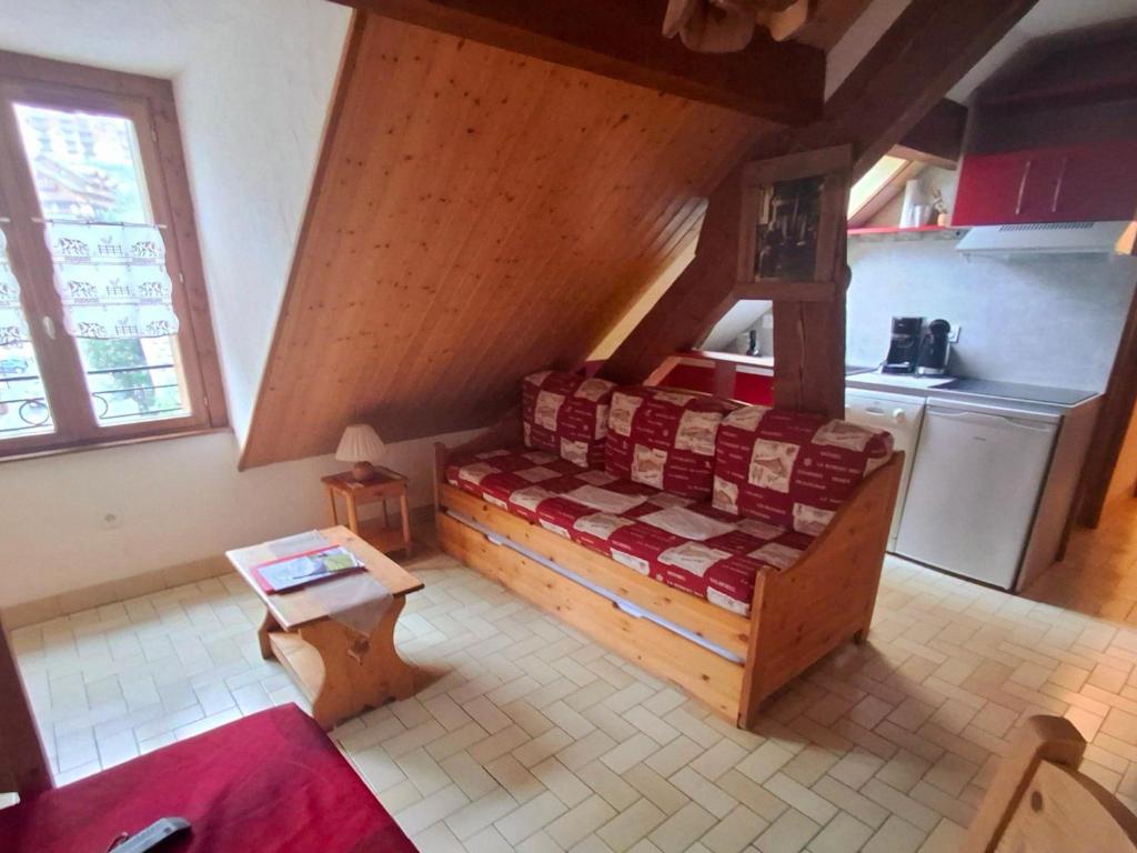 Cette chambre mansardée comprend un lit et une cuisine. dans l'établissement Studio cabine 4 pers. 2* au centre de Valloire, proche télécabine et commerces - FR-1-263-62, à Valloire
