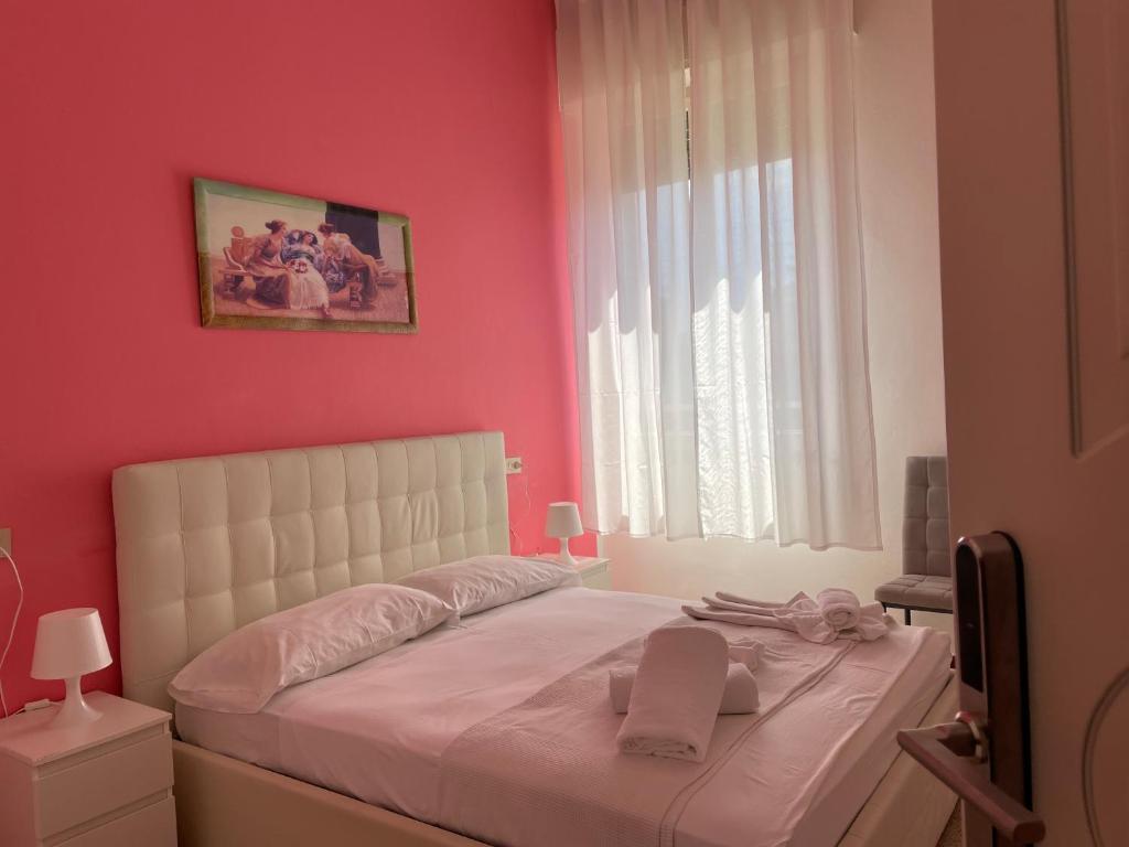 A bed or beds in a room at Hotel Fiammetta Rimini