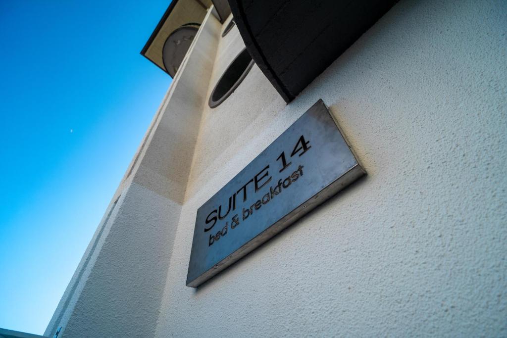 Certificato, attestato, insegna o altro documento esposto da Suite 14