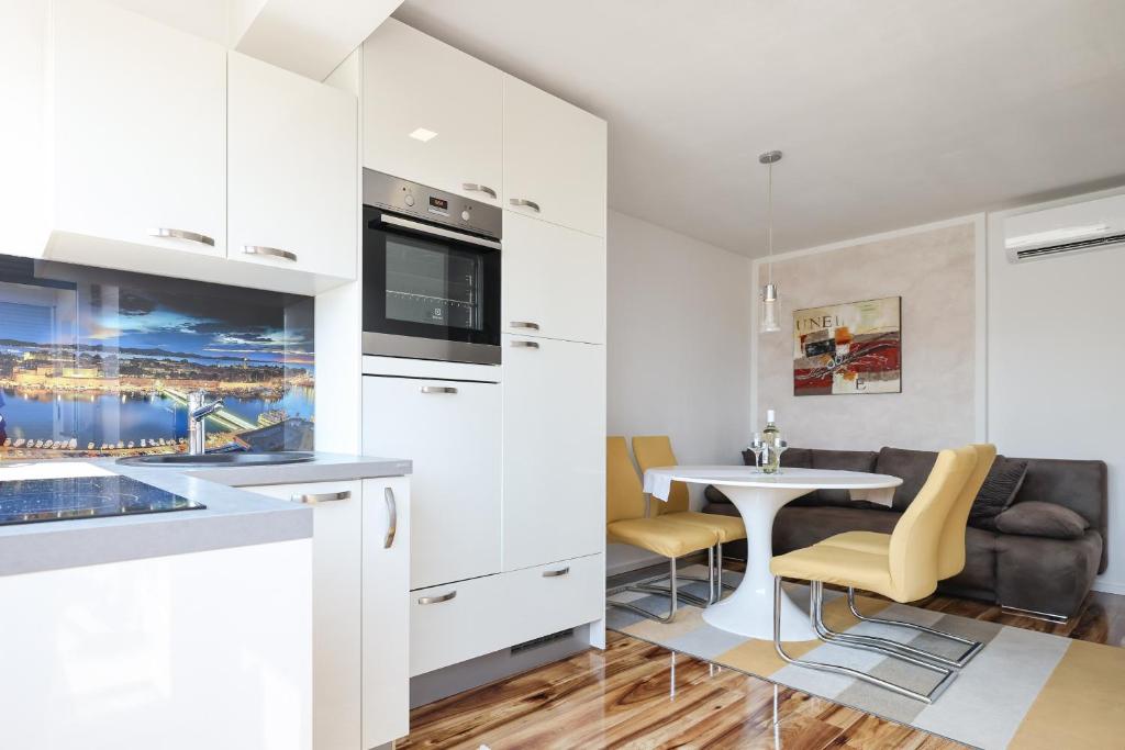 Kuchyňa alebo kuchynka v ubytovaní Apartment Anita