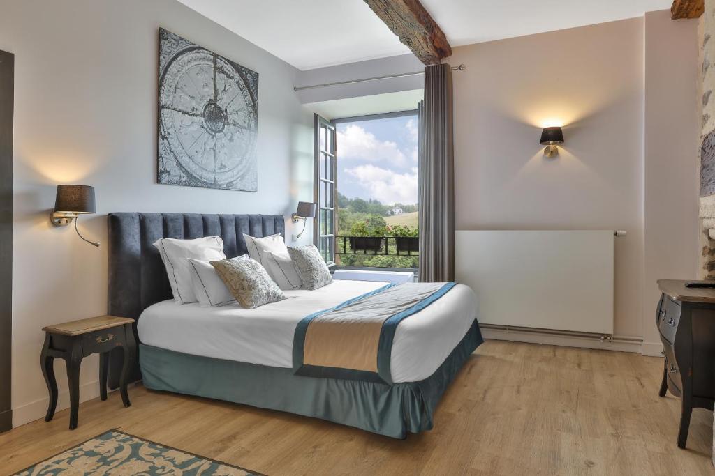 Postel nebo postele na pokoji v ubytování Hôtel Joyet de Maubec