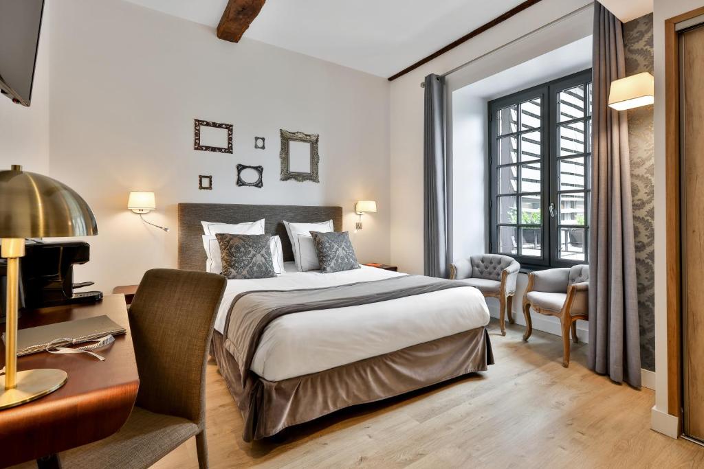 Postel nebo postele na pokoji v ubytování Hôtel Joyet de Maubec