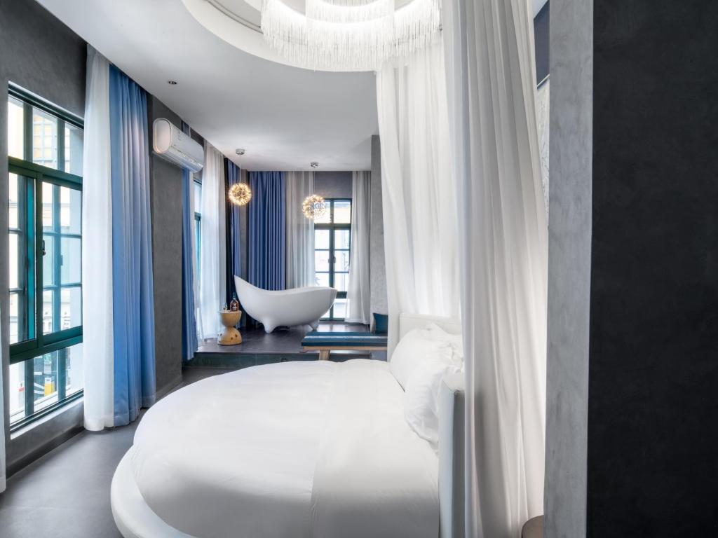 Postel nebo postele na pokoji v ubytování A hotel