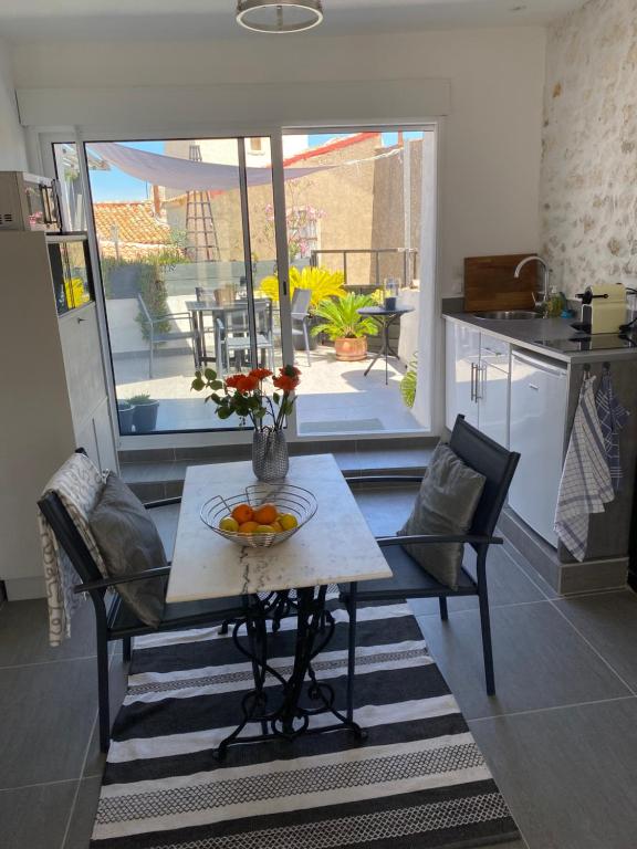 Μπαλκόνι ή βεράντα στο Maison de village sa charmante chambre avec terrasse