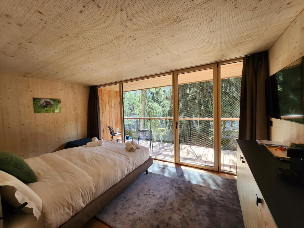 Postel nebo postele na pokoji v ubytování Zoo des Marécottes Boutique Hôtel