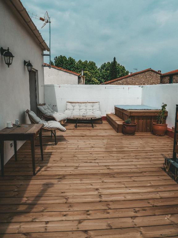 d'une terrasse avec des bancs, une table et une clôture. dans l'établissement La bodeguita terrasse, à Saint-Génis