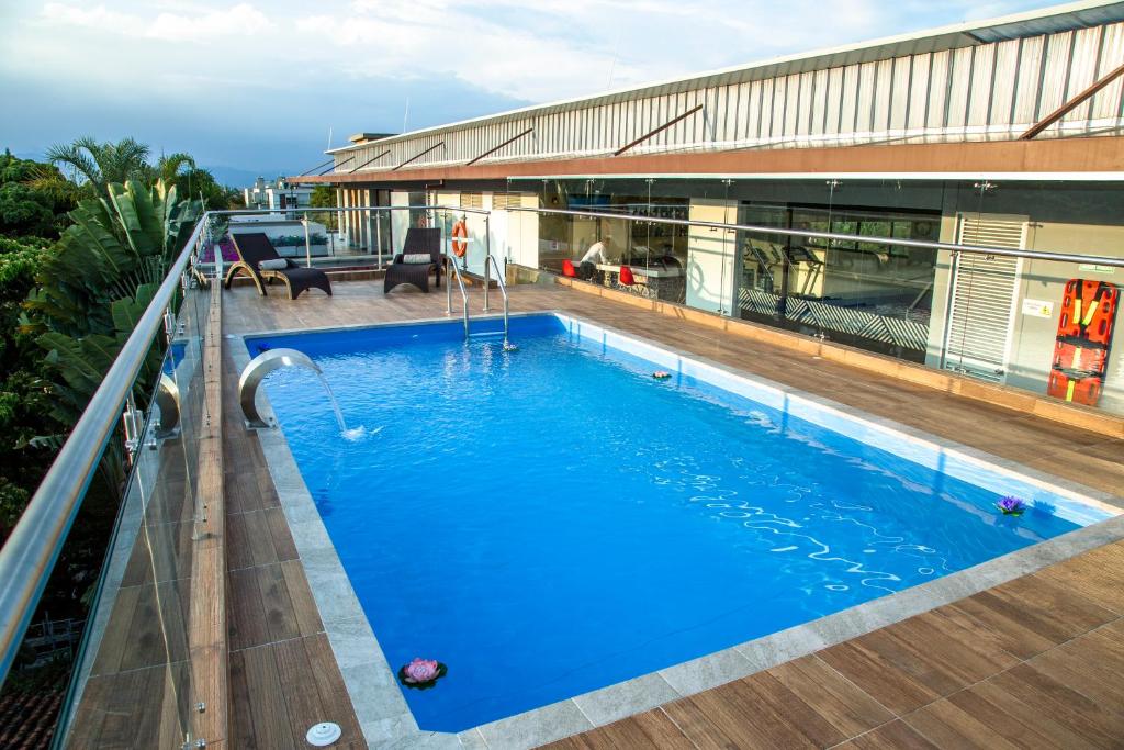 una piscina en la azotea de un edificio en Hotel Pance 122 Wellness Spa, en Cali
