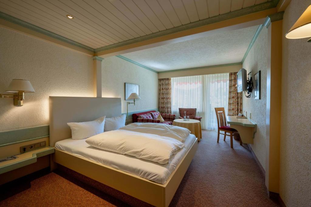 Postel nebo postele na pokoji v ubytování Hotel Lamm Baiersbronn Mitteltal