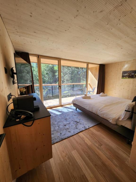 Postel nebo postele na pokoji v ubytování Zoo des Marécottes Boutique Hôtel