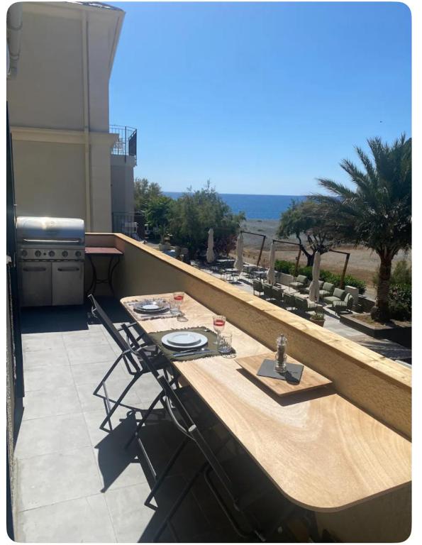 une table et des chaises sur un balcon avec vue dans l'établissement Casa Tony, à Ogliastro