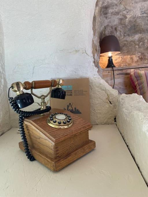 - un téléphone assis sur une table dans une pièce dans l'établissement Chez mamie Claudine, à Mornas