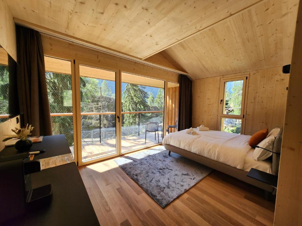 Postel nebo postele na pokoji v ubytování Zoo des Marécottes Boutique Hôtel