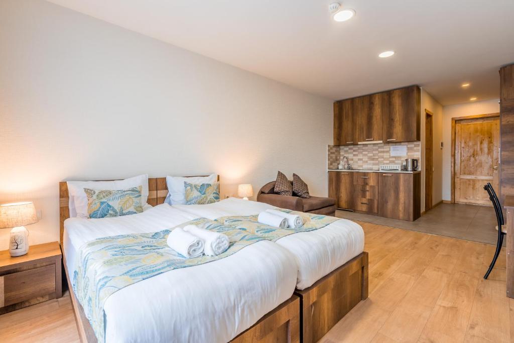 Postel nebo postele na pokoji v ubytování New Gudauri NG Rooms