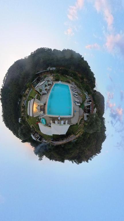 Bazén v ubytování Zirkon Valley Boutique Hotel nebo v jeho okolí