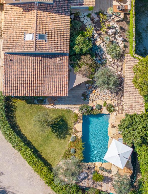 - une vue sur la piscine avec un parasol dans l'établissement Une Oasis au Pays de Cézanne, à Aix-en-Provence