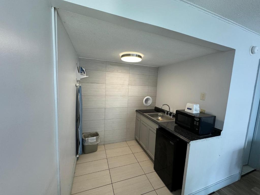 Travelodge by Wyndham Virginia Beach - Deluxe Double Studio With Two Double Beds - Non-Smoking