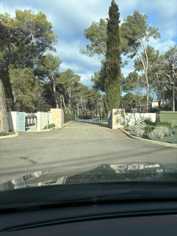 une vue sur une route depuis une voiture dans l'établissement Pinède carqueiranne, à Carqueiranne