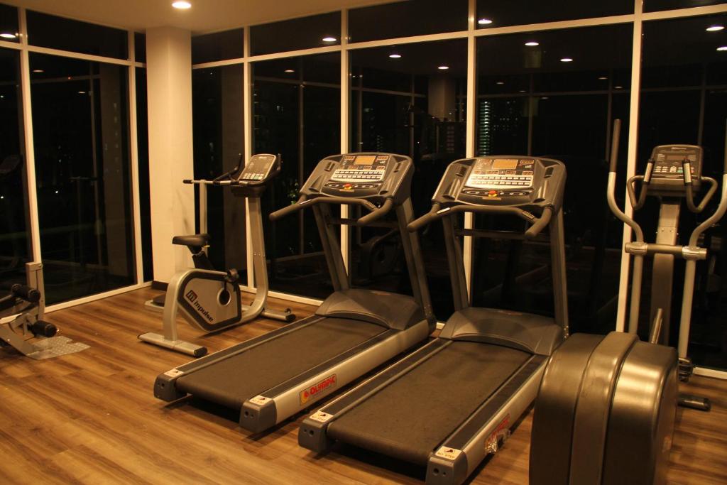 Fitness centrum a/nebo fitness zařízení v ubytování Premier Suite at Maritime