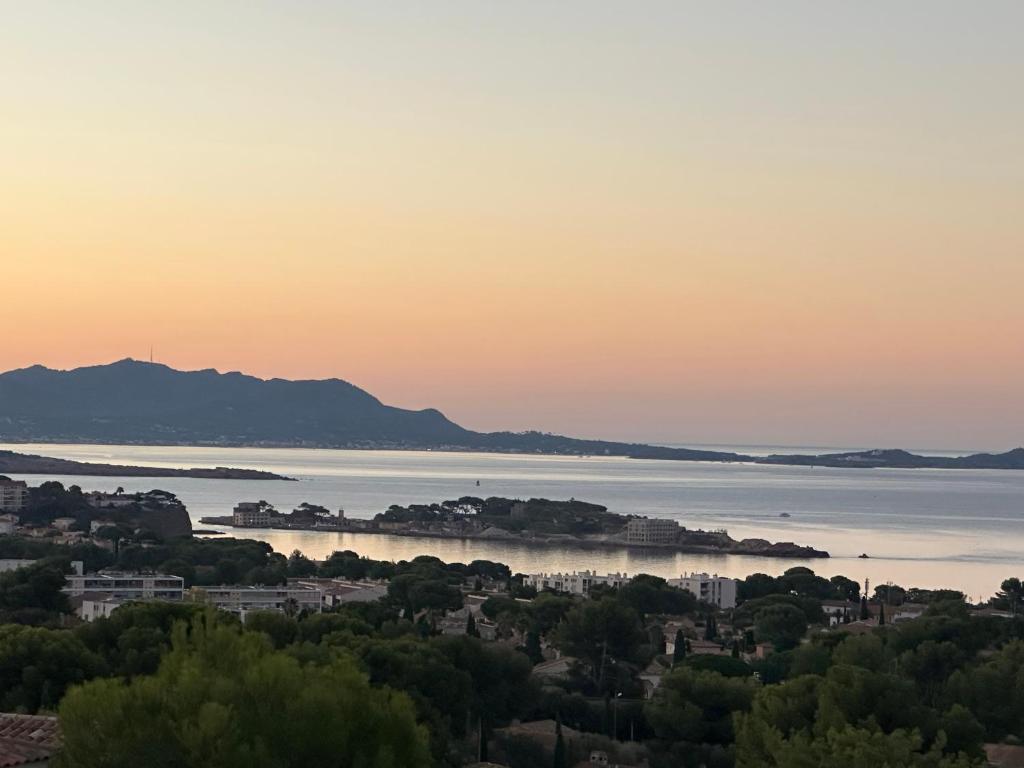 - une vue sur la ville et un lac au coucher du soleil dans l'établissement Ô’ Vue Mer Panoramique Zen, à Bandol