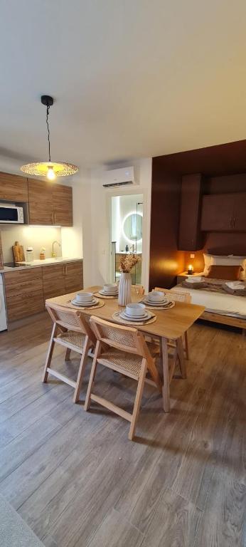 une cuisine avec une table en bois et une salle à manger dans l'établissement Limiria Studio, à Santa-Maria-Poggio