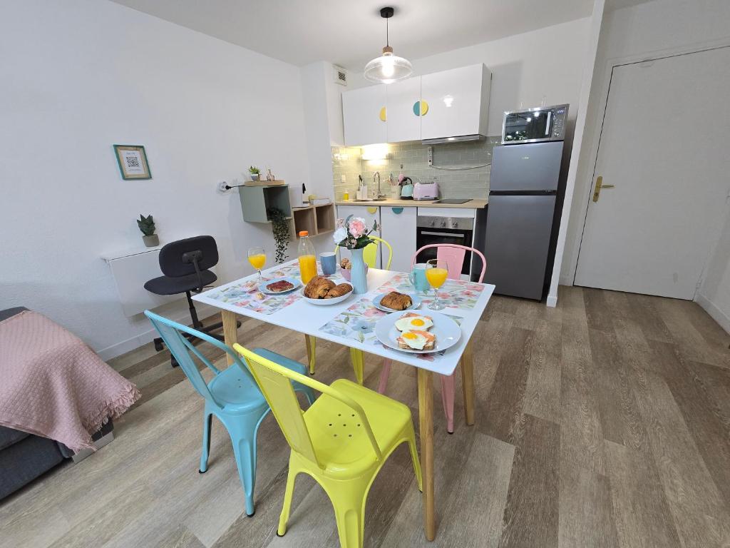 - une table avec une assiette de nourriture dans la cuisine dans l'établissement MarshMallow Toulouse proche aéroport, Airbus et Zenith, à Toulouse