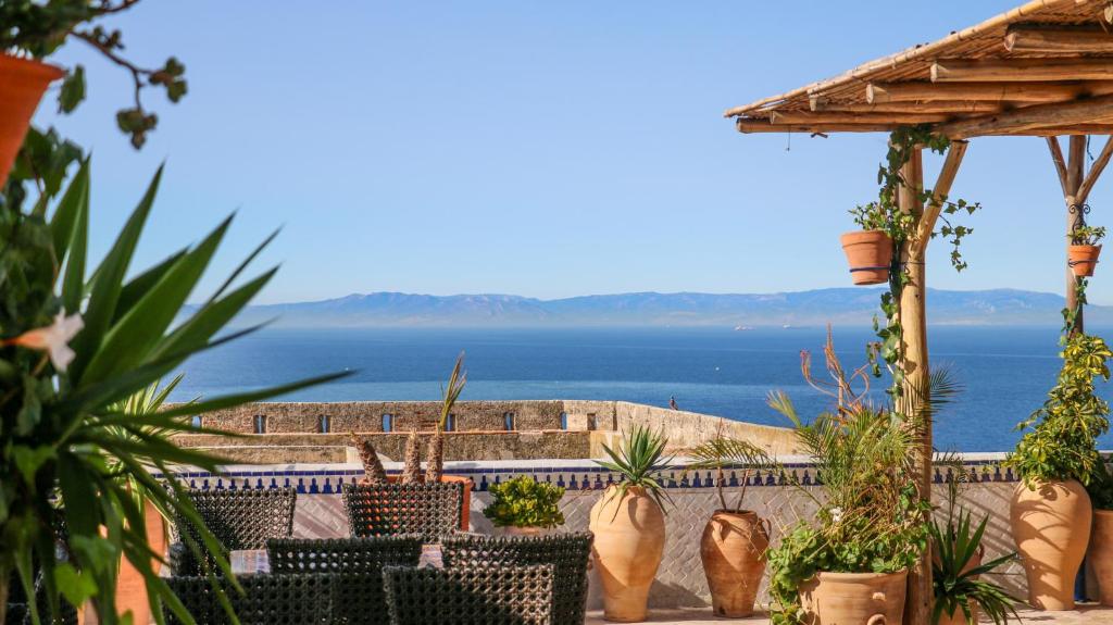 patio con sedie e vista sull'oceano di Riad Al-Qurtubi a Tangeri