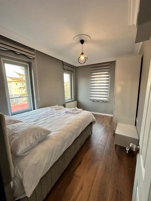 Postel nebo postele na pokoji v ubytování Yeşil Panjurlu Bahçeli Villa