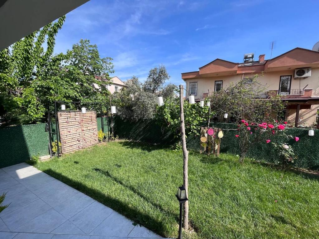Zahrada ubytování Yeşil Panjurlu Bahçeli Villa