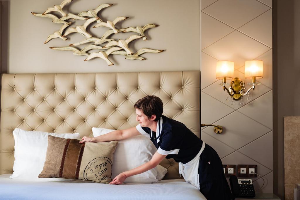 Кровать или кровати в номере Grand Hotel Des Sablettes Plage, Curio Collection By Hilton