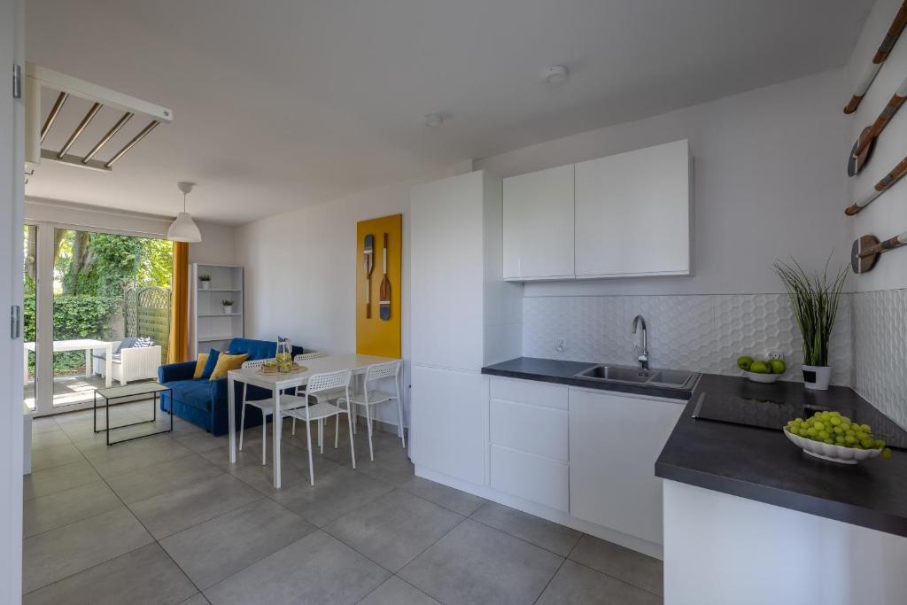 Kuchnia lub aneks kuchenny w obiekcie Apartamenty na Klifie z widokiem na morze - Apartamenty Pomorskie