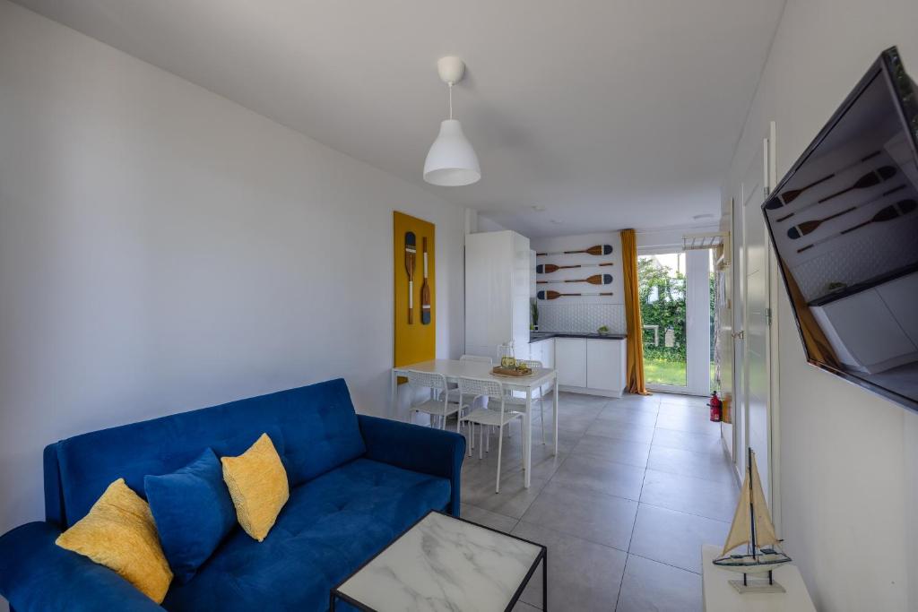 Telewizja i/lub zestaw kina domowego w obiekcie Apartamenty na Klifie z widokiem na morze - Apartamenty Pomorskie