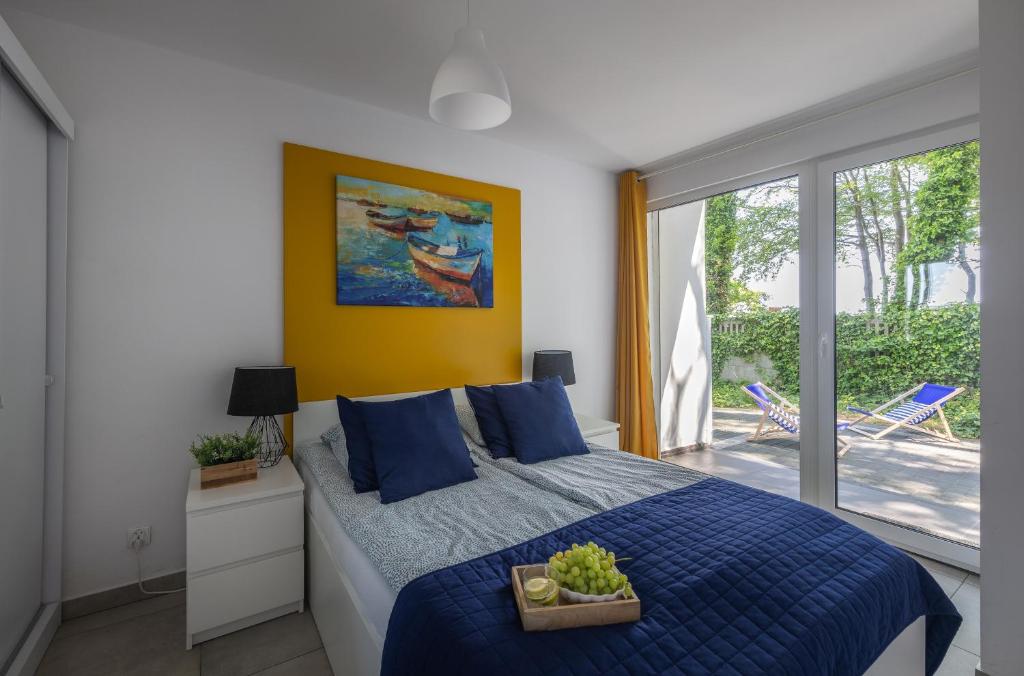 sypialnia z łóżkiem z miską owoców w obiekcie Apartamenty na Klifie z widokiem na morze - Apartamenty Pomorskie w Jastrzębiej Górze