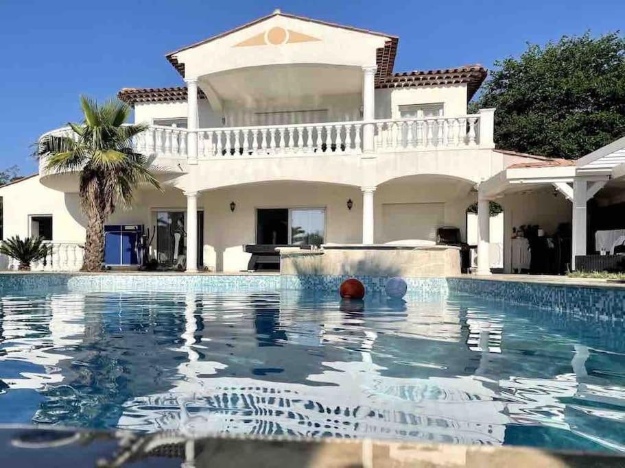 une grande maison blanche avec piscine dans l'établissement Magnifique villa spacieuse vacance dans le SUD, à Fréjus