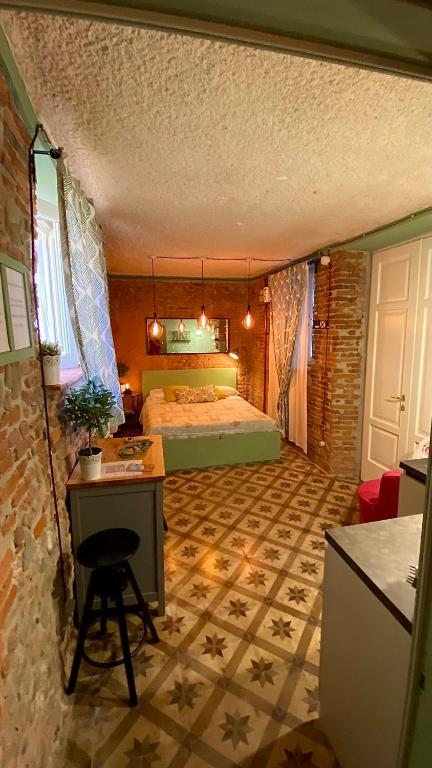 a bedroom with a bed and a desk and a table sidx sidx sidx at La Porta Verde in Lucca