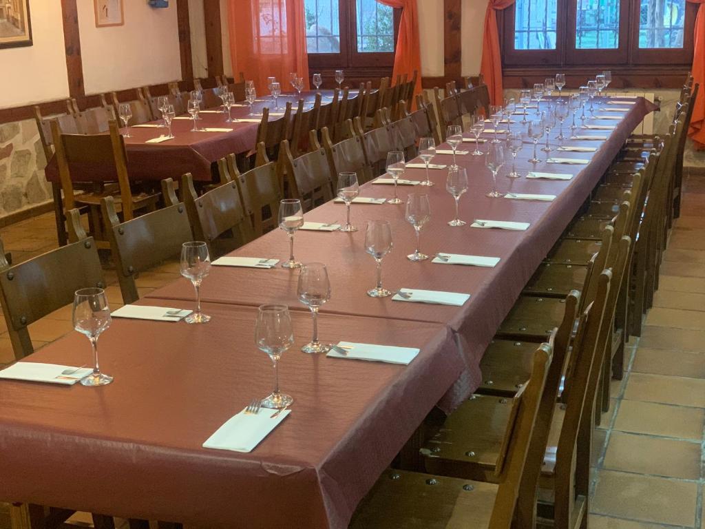 Hotel Restaurante Rio Cuervo餐厅或其他用餐的地方