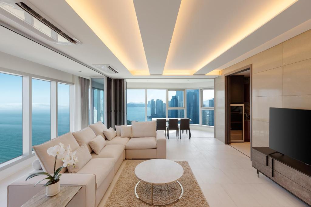 TV a/nebo společenská místnost v ubytování NewCZ Haeundae Residence